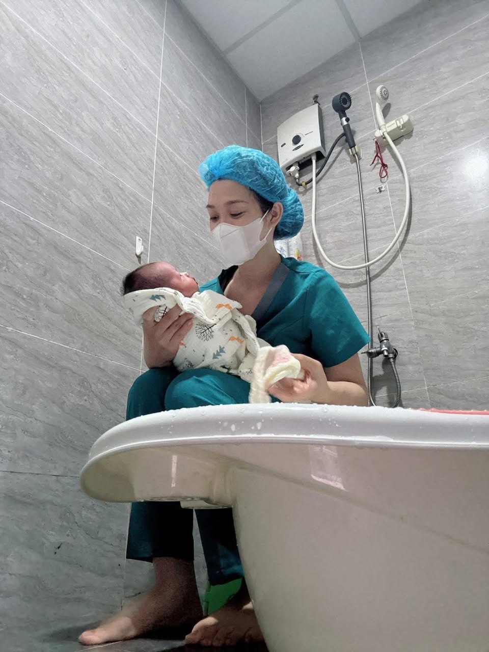 Dịch vụ chăm sóc mẹ và bé: tắm bé chuẩn y khoa, chăm sóc mẹ sau sinh, massage bầu. Buổi đầu trải nghiệm chỉ 99k, mua gói mẹ tặng gói bé. Liên hệ Uyên Candy.
