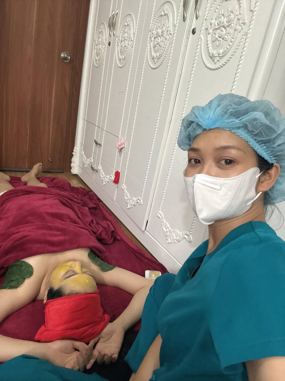 Dịch vụ chăm sóc mẹ và bé: tắm bé chuẩn y khoa, chăm sóc mẹ sau sinh, massage bầu. Buổi đầu trải nghiệm chỉ 99k, mua gói mẹ tặng gói bé. Liên hệ Uyên Candy.