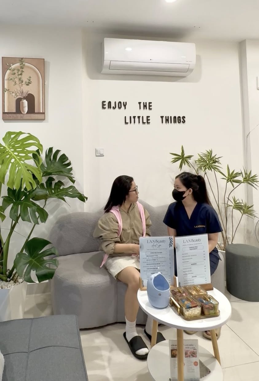 Spa lấy nhân mụn bằng tay, sử dụng dược mỹ phẩm an toàn, hỗ trợ phục hồi da, bảo hành 3 ngày. Địa chỉ: S3.05 Vinhome Grand Park, Thủ Đức.