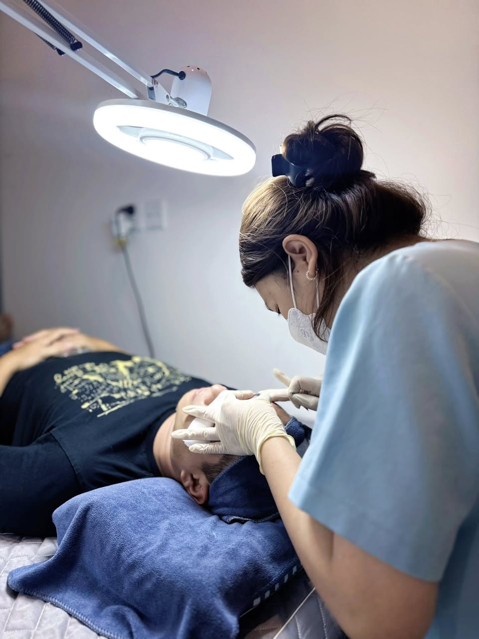 Spa lấy nhân mụn bằng tay, sử dụng dược mỹ phẩm an toàn, hỗ trợ phục hồi da, bảo hành 3 ngày. Địa chỉ: S3.05 Vinhome Grand Park, Thủ Đức.
