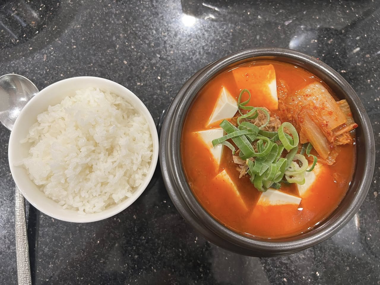 Bán kimchi các loại (cải thảo, củ cải non, hành lá, hẹ) với ưu đãi mua 2 hộp giá không đổi, freeship nội khu BS7. Giá từ 45.000đ/hộp, liên hệ 0906 313 995.