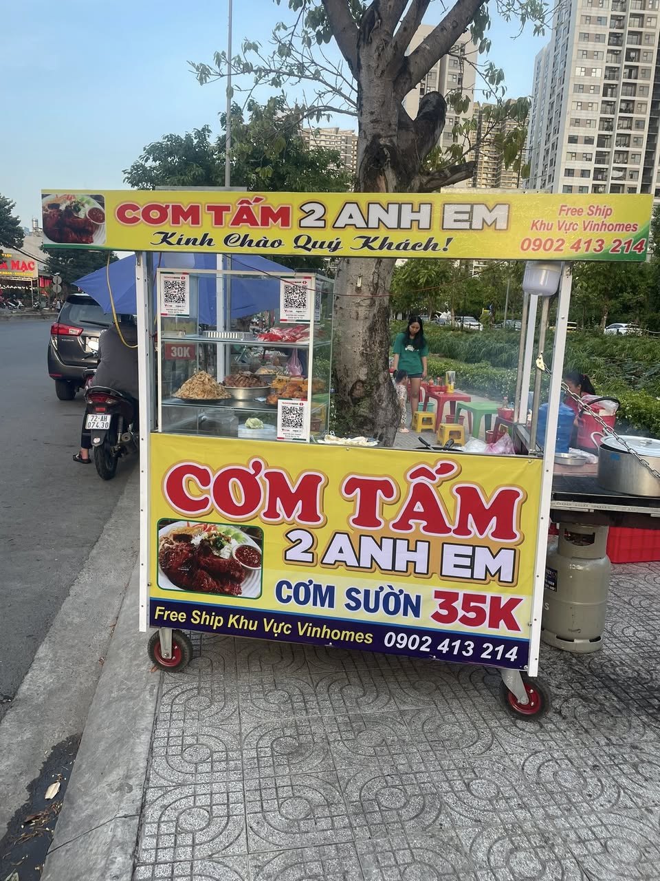 Chủ bài đăng nhận ship đồ ăn tận nơi cho cư dân, dù trời mưa vẫn giao hàng nhiệt tình. Ủng hộ các món ăn nhà làm, hỗ trợ cư dân khu vực.