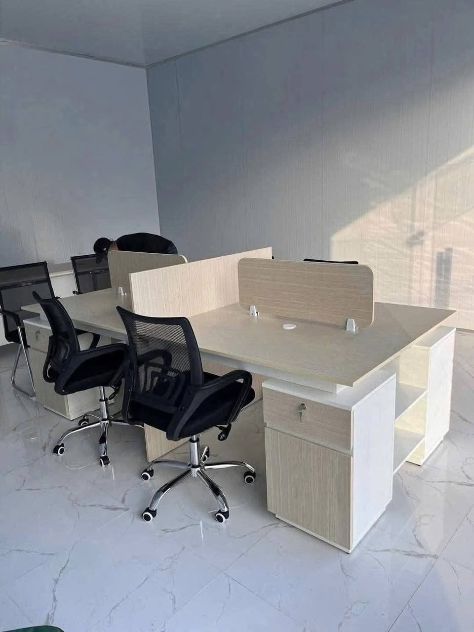 Chuyên cung cấp bàn ghế văn phòng, tủ hồ sơ, kệ trưng bày, quầy lễ tân, setup văn phòng theo yêu cầu, giao hàng lắp ráp tận nơi khu vực Sài Gòn, Bình Dương.