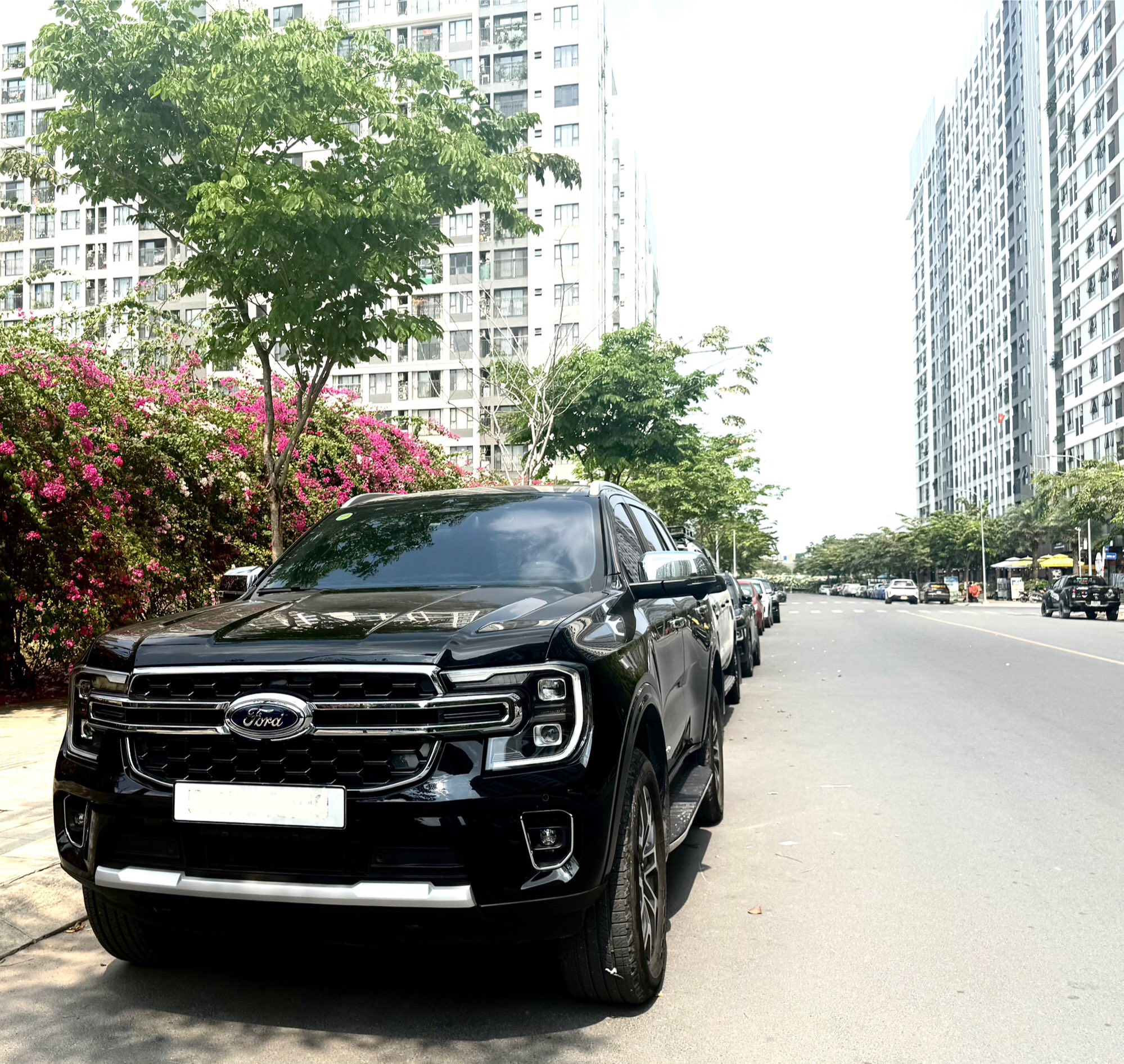Dịch vụ xe riêng Everest Titanium 2025 4x4, nhận khách 24/7 tại HCM. Đưa đón sân bay, công tác, du lịch, hợp đồng doanh nghiệp, đi tỉnh. Tài xế lịch sự, phục vụ tận tâm.