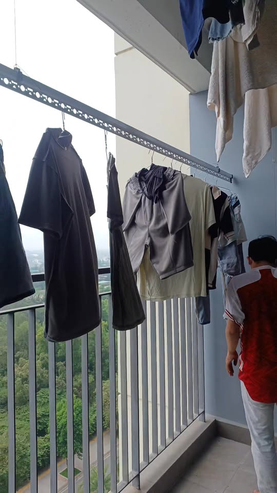 Giàn phơi thông minh KS950, chất liệu hợp kim nhôm, tải trọng 50kg, miễn phí lắp đặt và vận chuyển tại TP.HCM, Biên Hòa, Bình Dương. Giá trọn gói 1.200.000đ.