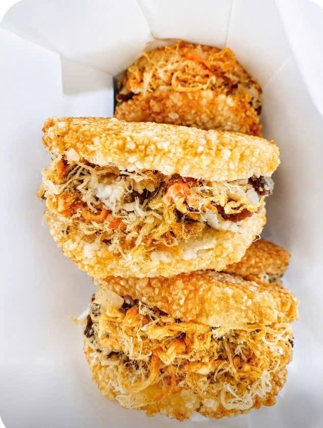 Đồ ăn vặt nóng giòn: xôi chiên, bánh mì nướng muối ớt, bánh tráng cuốn, trứng cút xào bơ, cá viên chiên, trà chanh, freeship đơn từ 50k. Đặt ngay!