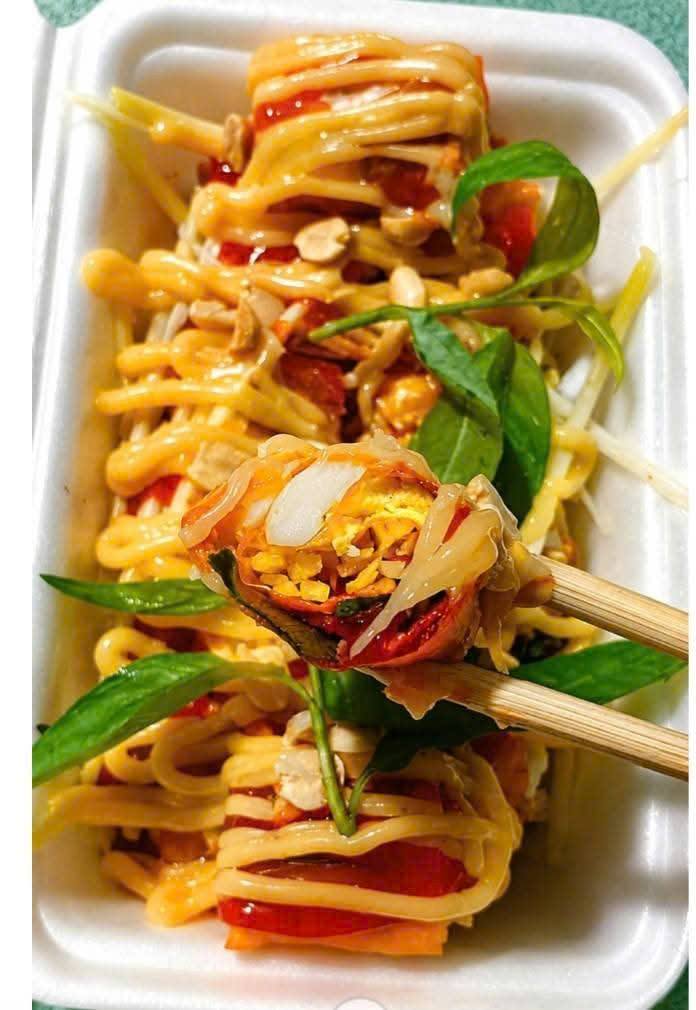 Đồ ăn vặt nóng giòn: xôi chiên, bánh mì nướng muối ớt, bánh tráng cuốn, trứng cút xào bơ, cá viên chiên, trà chanh, freeship đơn từ 50k. Đặt ngay!