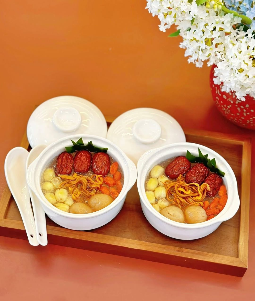 Yến chưng thố tươi kết hợp hạt sen bổ dưỡng, giao tận tay tại Vinhomes Grand Park. Đặt ngay để gửi sức khỏe đến người thân.