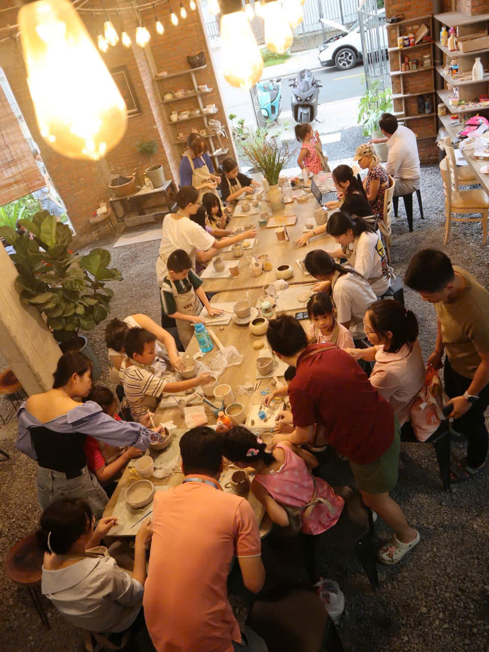 Workshop làm gốm thủ công tại Gốm Nhà Ô, trải nghiệm sáng tạo và thư giãn cho cá nhân, nhóm bạn hoặc gia đình. Có nhiều cơ sở tại Vinhomes Grand Park và Thủ Đức.