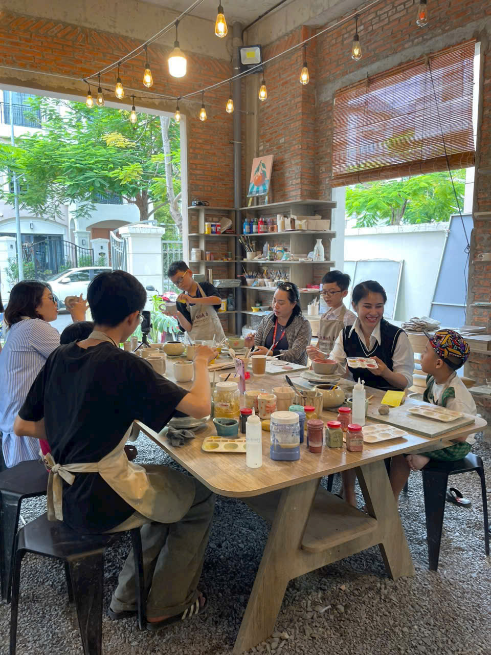 Workshop làm gốm thủ công tại Gốm Nhà Ô, trải nghiệm sáng tạo và thư giãn cho cá nhân, nhóm bạn hoặc gia đình. Có nhiều cơ sở tại Vinhomes Grand Park và Thủ Đức.