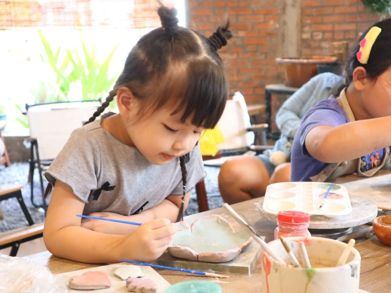 Workshop làm gốm thủ công tại Gốm Nhà Ô, trải nghiệm sáng tạo và thư giãn cho cá nhân, nhóm bạn hoặc gia đình. Có nhiều cơ sở tại Vinhomes Grand Park và Thủ Đức.