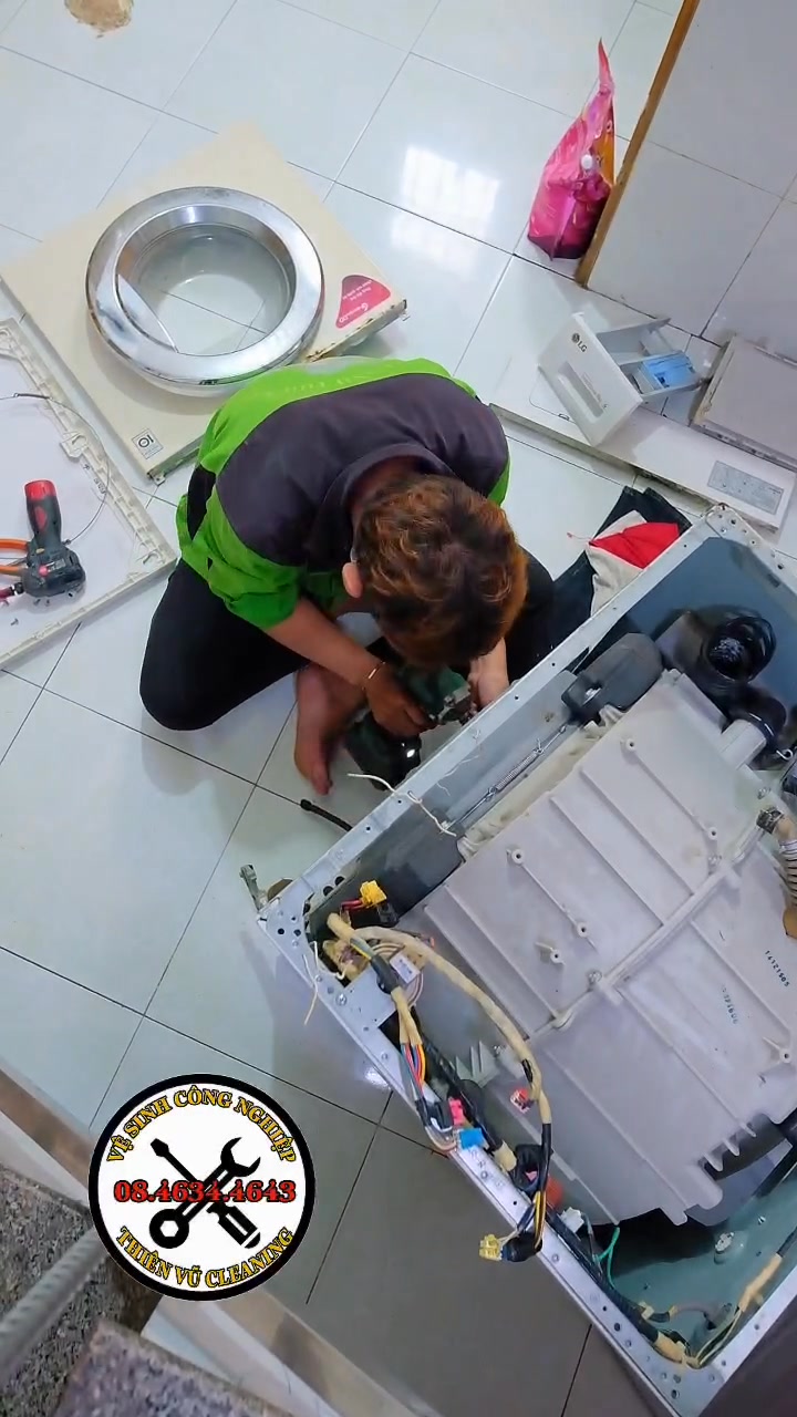 Dịch vụ vệ sinh máy lạnh, máy giặt, sofa, nệm, rèm cửa tại nhà. Giúp thiết bị sạch, tăng tuổi thọ, không khí mát lành. Liên hệ Thiên Vũ Cleaning.