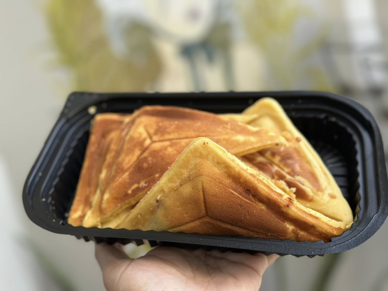 Bán hotdog ăn vặt với nhiều loại nhân mặn và ngọt, phục vụ từ 7h sáng đến 2h khuya. Freeship nội khu từ 3 bánh, đặt bánh qua số điện thoại.