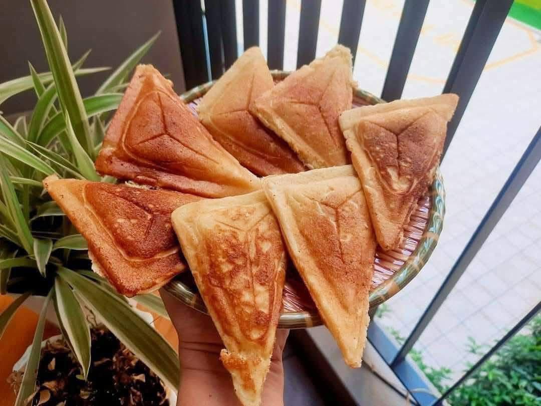 Bán hotdog ăn vặt với nhiều loại nhân mặn và ngọt, phục vụ từ 7h sáng đến 2h khuya. Freeship nội khu từ 3 bánh, đặt bánh qua số điện thoại.