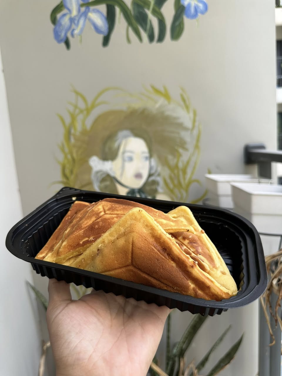 Bán hotdog ăn vặt với nhiều loại nhân mặn và ngọt, phục vụ từ 7h sáng đến 2h khuya. Freeship nội khu từ 3 bánh, đặt bánh qua số điện thoại.