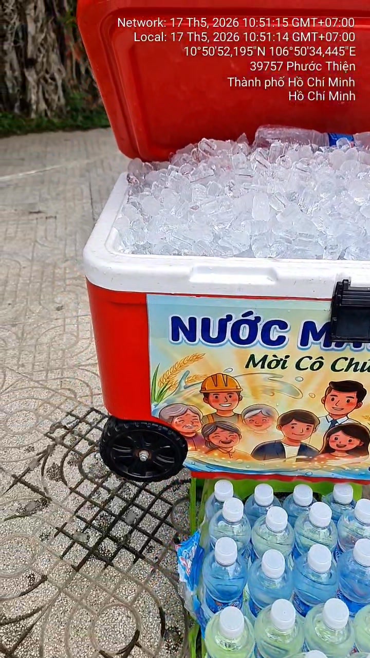 Thùng nước lạnh miễn phí cho người đi đường tại 627 Nguyễn Xiển, hỗ trợ cộng đồng giữa trời nắng nóng. Ai khát đều có thể lấy, không cần mua.