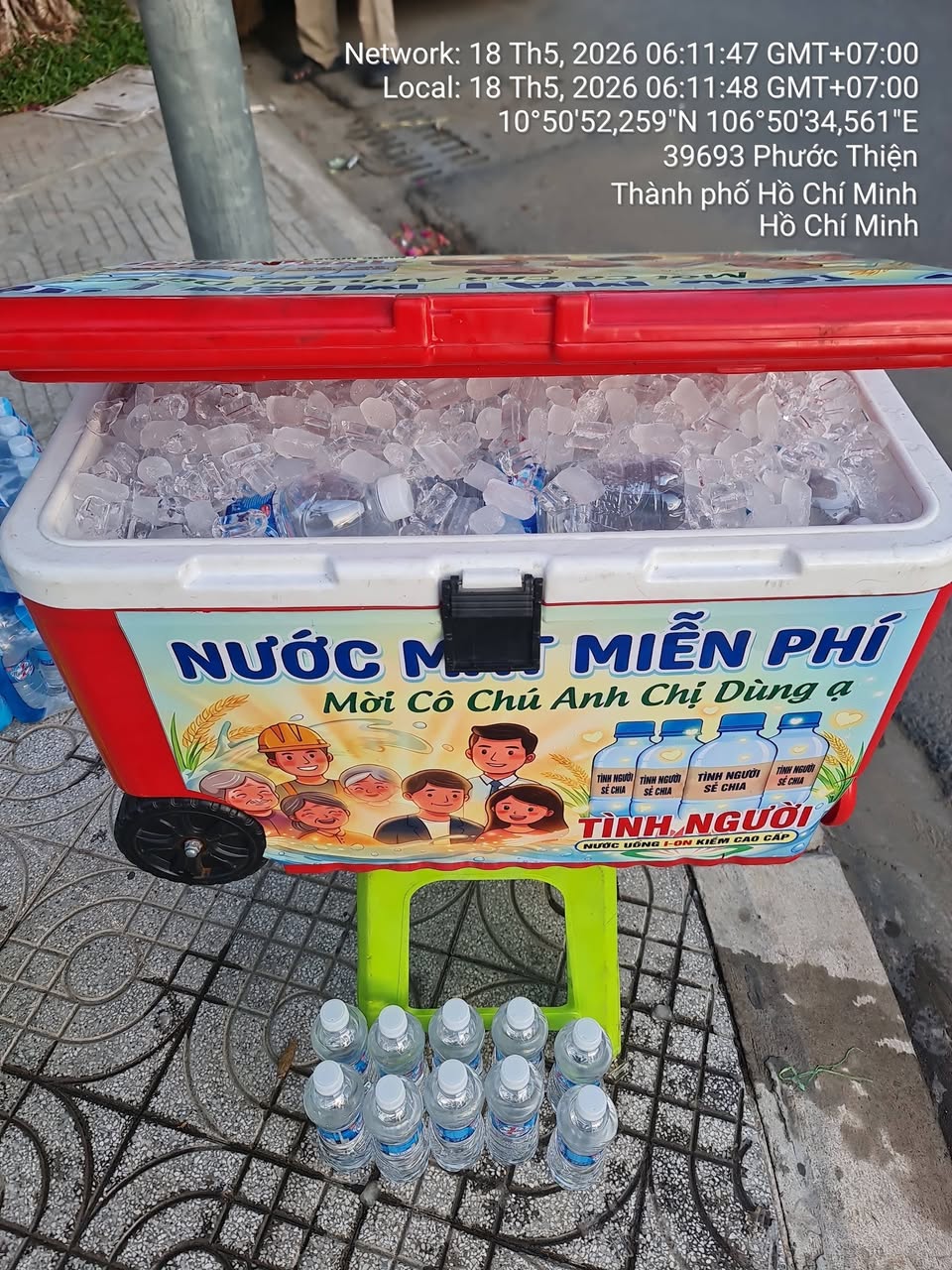 Thùng nước lạnh miễn phí cho người đi đường tại 627 Nguyễn Xiển, hỗ trợ cộng đồng giữa trời nắng nóng. Ai khát đều có thể lấy, không cần mua.