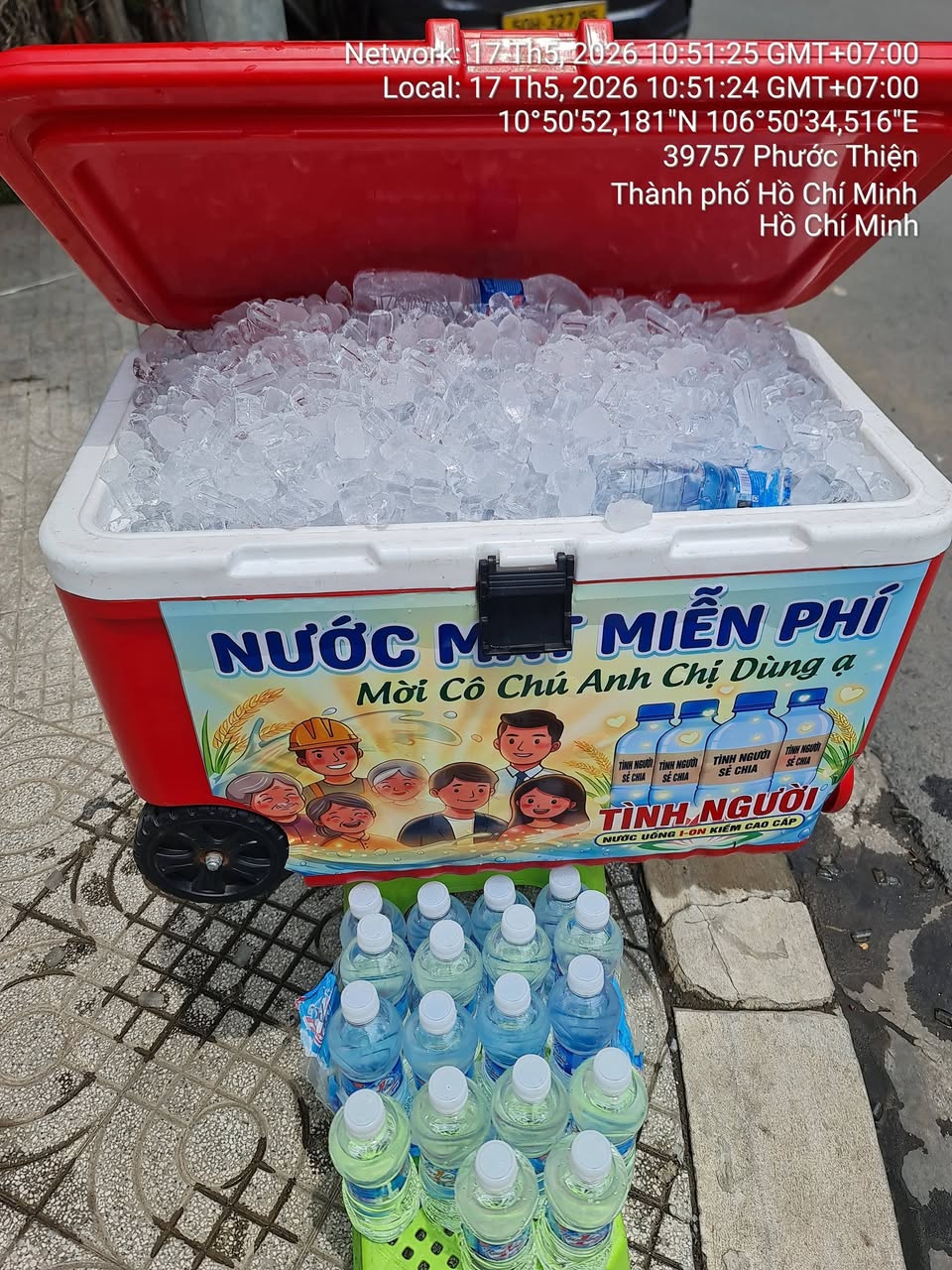 Thùng nước lạnh miễn phí cho người đi đường tại 627 Nguyễn Xiển, hỗ trợ cộng đồng giữa trời nắng nóng. Ai khát đều có thể lấy, không cần mua.