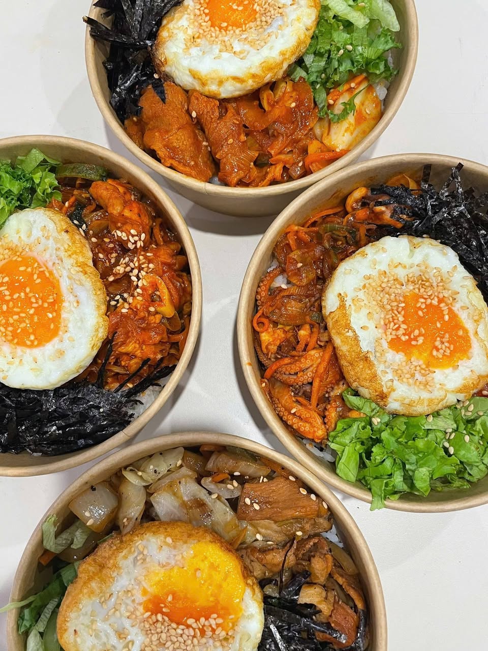 Nhà hàng Cheese Up nhận đơn đến 22h30, giao tận sảnh các món Hàn nóng hổi như cơm, mì cay, canh kimchi, bánh xếp, gà viên. Liên hệ Zalo 0708 481 800.