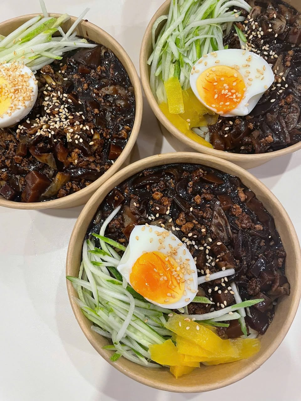 Nhà hàng Cheese Up nhận đơn đến 22h30, giao tận sảnh các món Hàn nóng hổi như cơm, mì cay, canh kimchi, bánh xếp, gà viên. Liên hệ Zalo 0708 481 800.