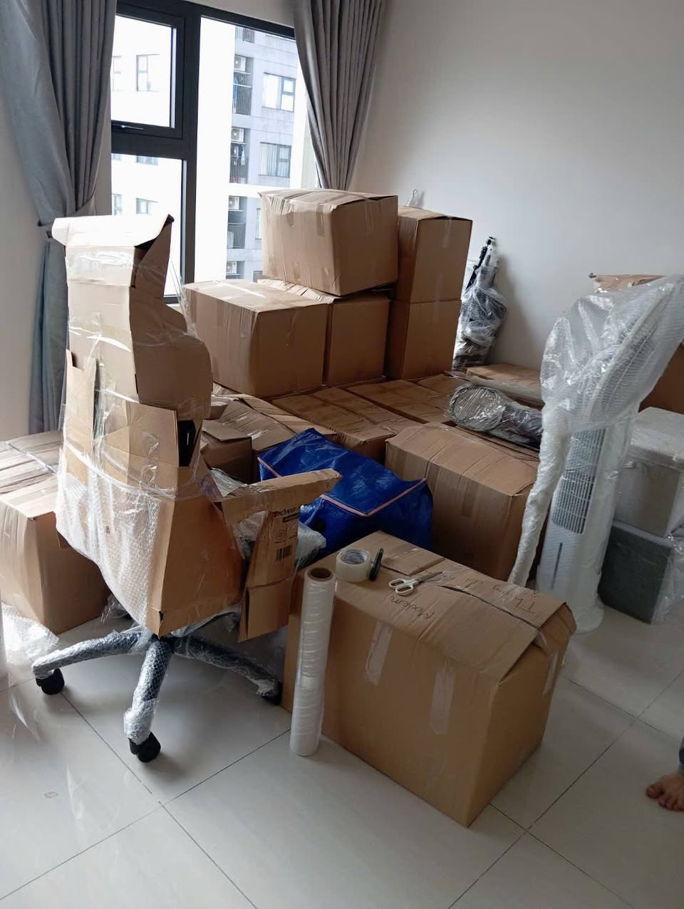 Dịch vụ chuyển nhà, phòng trọ, văn phòng trọn gói nhanh chóng, tiết kiệm. Miễn phí khảo sát, vật tư đóng gói, tháo lắp đồ dùng. Liên hệ MT Moving: 0909 435 635.