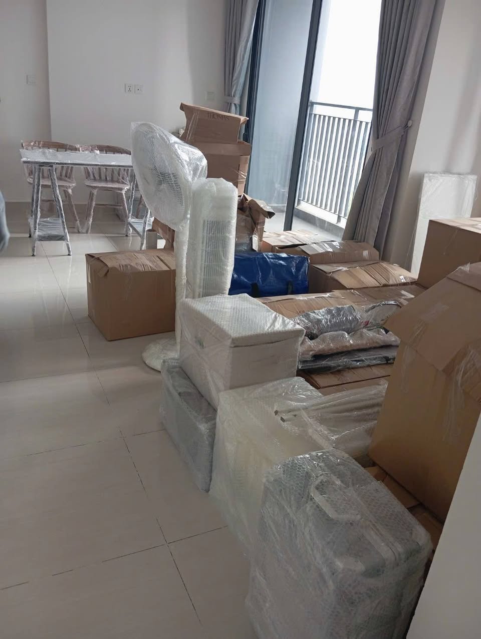 Dịch vụ chuyển nhà, phòng trọ, văn phòng trọn gói nhanh chóng, tiết kiệm. Miễn phí khảo sát, vật tư đóng gói, tháo lắp đồ dùng. Liên hệ MT Moving: 0909 435 635.