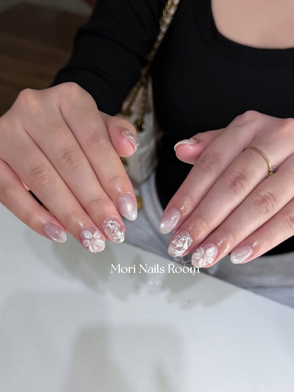 Dịch vụ làm nails và bán nailbox, hỗ trợ dán miễn phí cho khách tại S10.06, Vinhomes Grand Park.