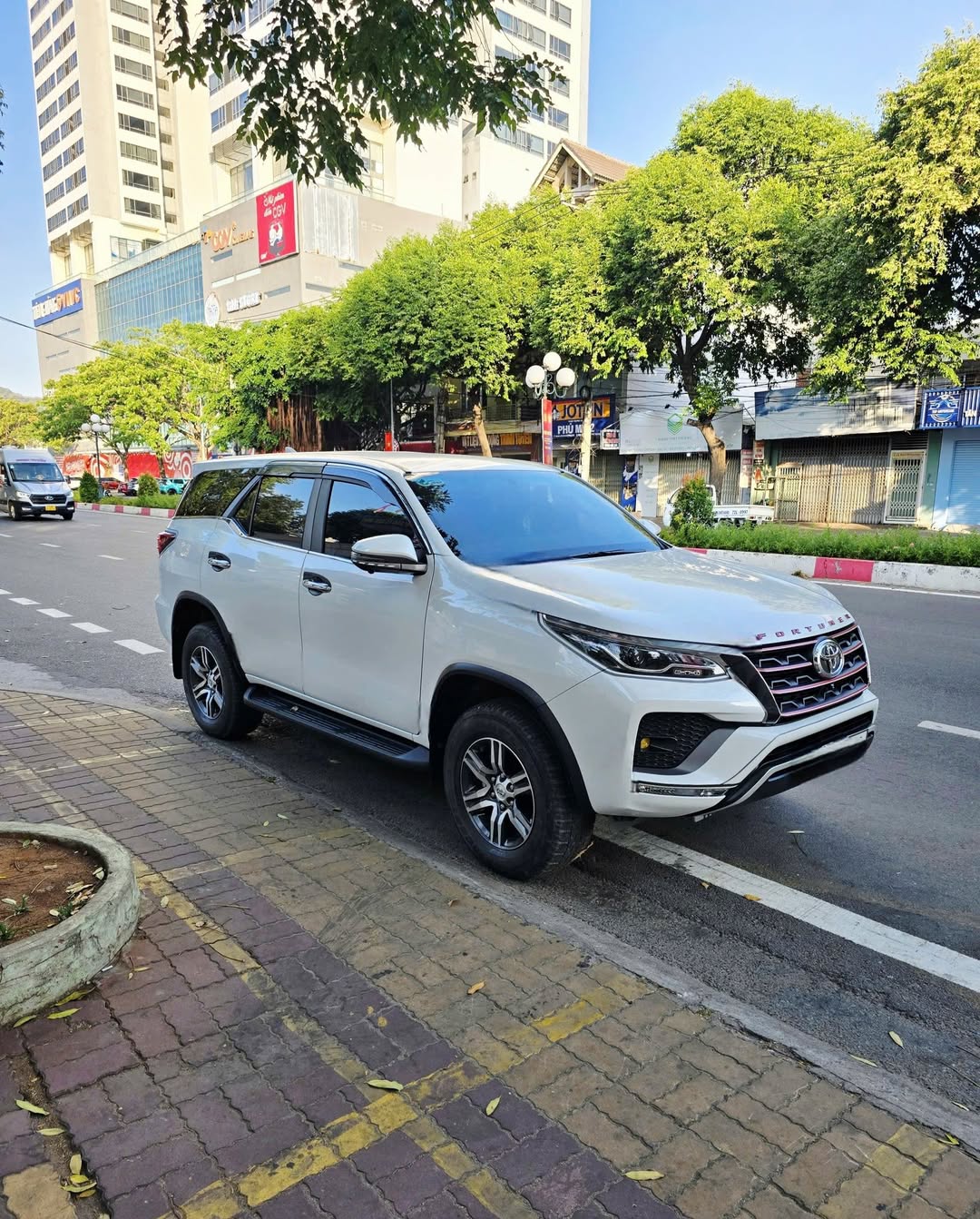 Dịch vụ xe 7 chỗ Fortuner đời mới, chuyên đưa đón khách đi đám tiệc, du lịch, tham quan các tỉnh. Xe sạch, tài xế an toàn, vui vẻ. Liên hệ 09679 09078.