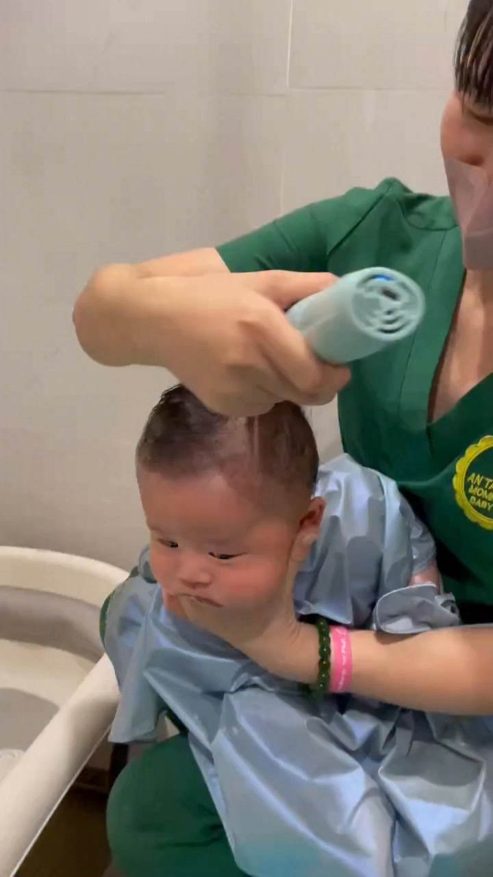 Dịch vụ cắt tóc sơ sinh, massage bầu, bấm lỗ tai, chăm sóc sau sinh và tắm bé chuẩn y khoa tại nhà. Liên hệ Zalo 0975609384.
