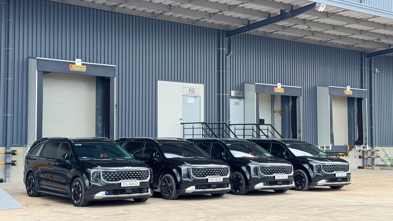 Dịch vụ cho thuê xe Kia Carnival, Limousine cao cấp có tài xế, phục vụ đưa đón sân bay, du lịch, công tác, cưới hỏi tại TP.HCM và các tỉnh lân cận.
