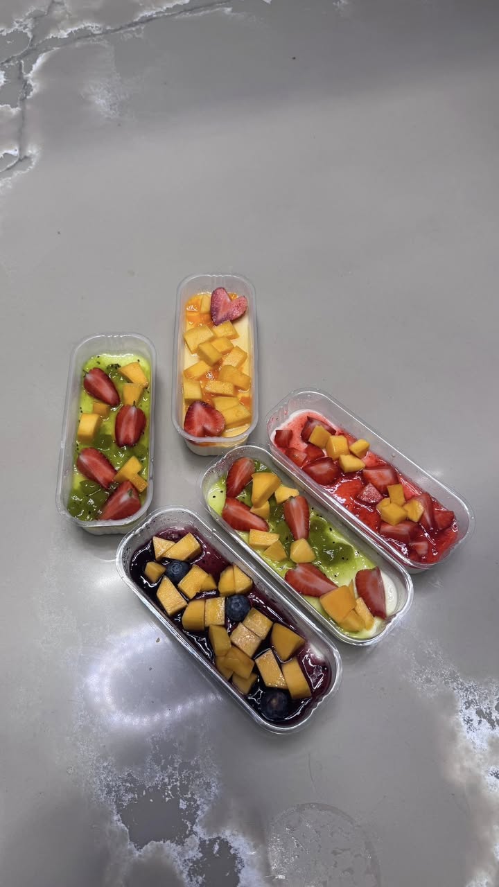 Tiệm Bánh Xinh Xinh bán panna cotta trái cây tươi, combo và set bento, nhận đặt bánh sinh nhật kiểu mới. Giá từ 35K/hủ, liên hệ 0961 784 858 tại Quận 9.