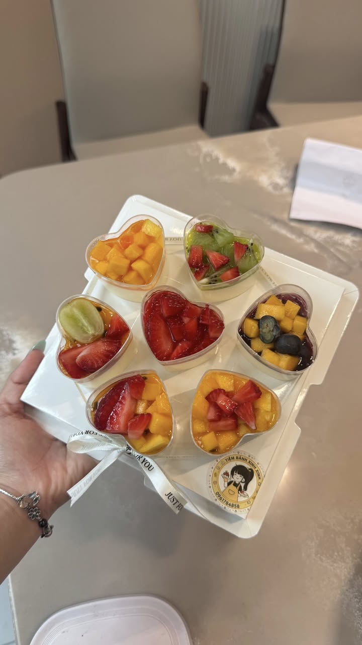 Tiệm Bánh Xinh Xinh bán panna cotta trái cây tươi, combo và set bento, nhận đặt bánh sinh nhật kiểu mới. Giá từ 35K/hủ, liên hệ 0961 784 858 tại Quận 9.