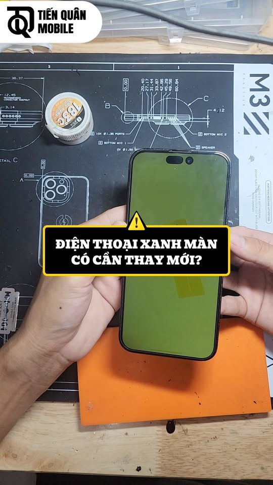 Tiến Quân Mobile nhận sửa điện thoại bị xanh màn do vào nước, hỗ trợ sửa chữa điện thoại và laptop tại Vinhomes Grand Park.