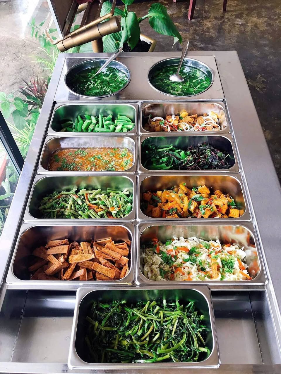 Quán chay Ngộ Tâm phục vụ cơm chay tự chọn chỉ 30K, nhiều món chay như phở, bún, phở cuốn, có bán mang đi và nhận ship tại Vinhomes Grand Park, Quận 9.