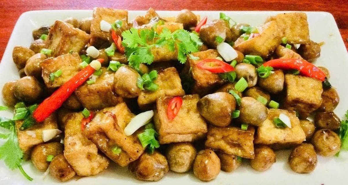 Quán chay Ngộ Tâm phục vụ cơm chay tự chọn chỉ 30K, nhiều món chay như phở, bún, phở cuốn, có bán mang đi và nhận ship tại Vinhomes Grand Park, Quận 9.