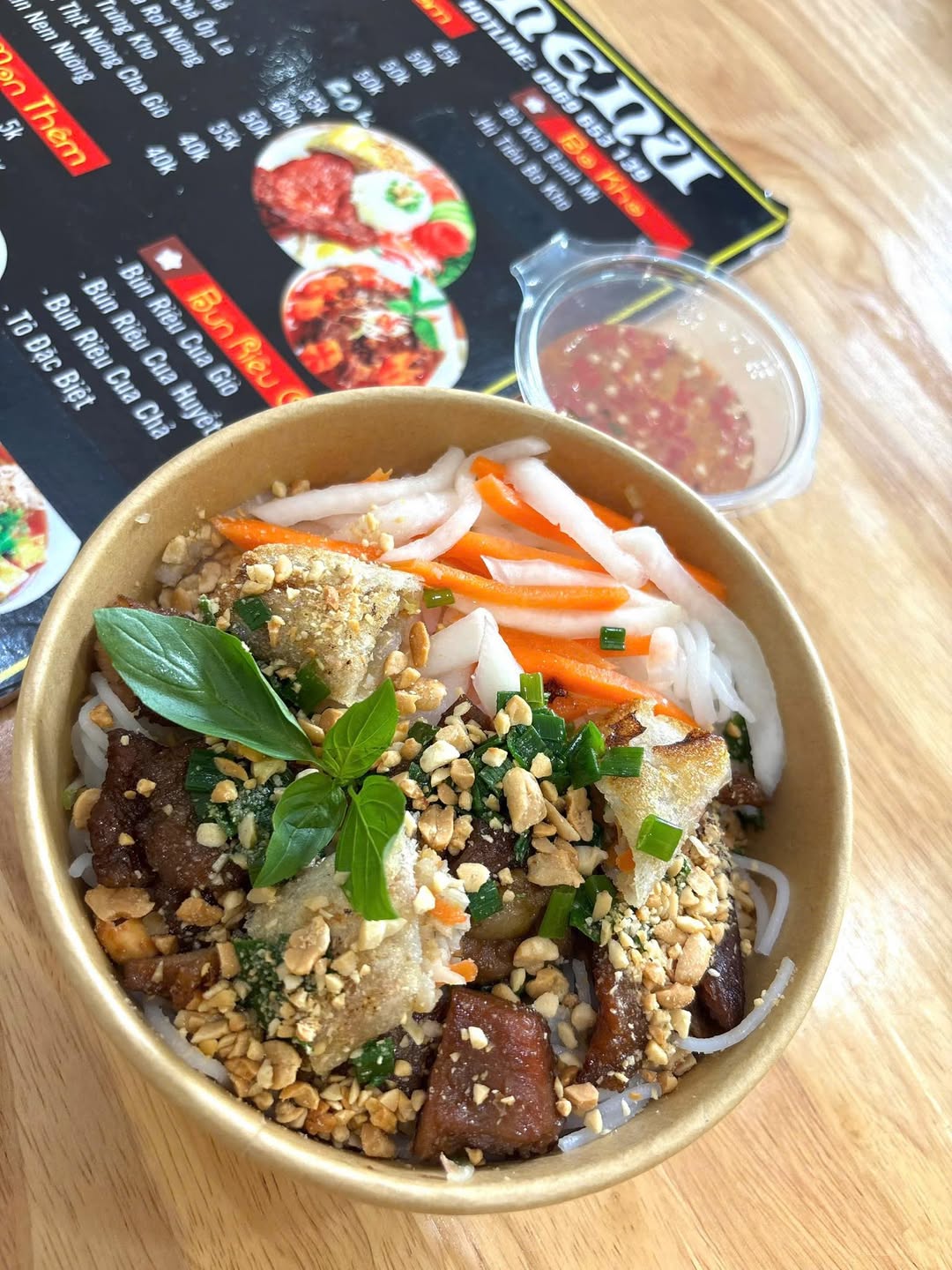 Cơm Tấm Má Hai bán cơm tấm, bún thịt nướng, bún riêu cua, bò kho, nước mía... Freeship nội khu Vinhomes, giá từ 40k. Đặt món qua 0969653139.