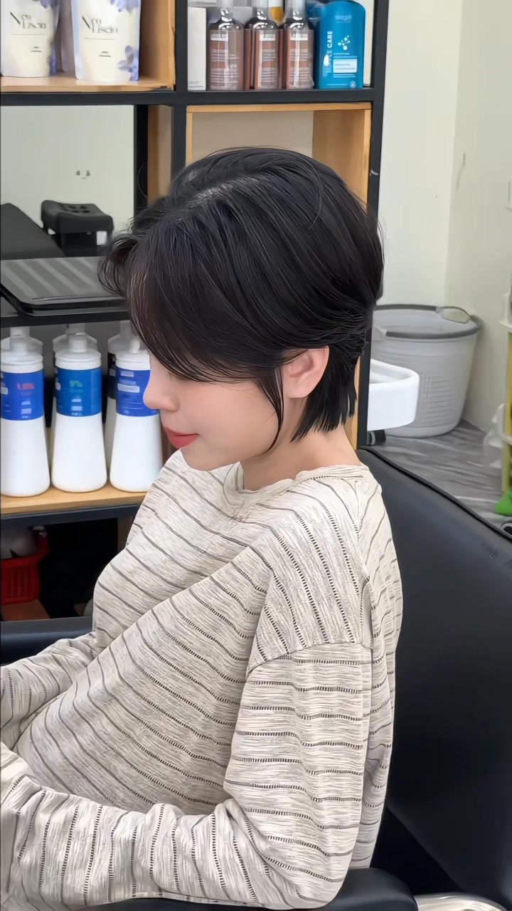 Min Hair Salon chuyên cắt tóc tém pixie, tạo kiểu hiện đại, cá tính, phù hợp từng khuôn mặt. Địa chỉ tại Q2 và Q9, sử dụng sản phẩm chính hãng.