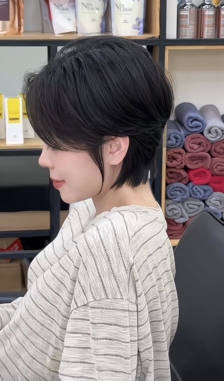 Min Hair Salon chuyên cắt tóc tém pixie, tạo kiểu hiện đại, cá tính, phù hợp từng khuôn mặt. Địa chỉ tại Q2 và Q9, sử dụng sản phẩm chính hãng.