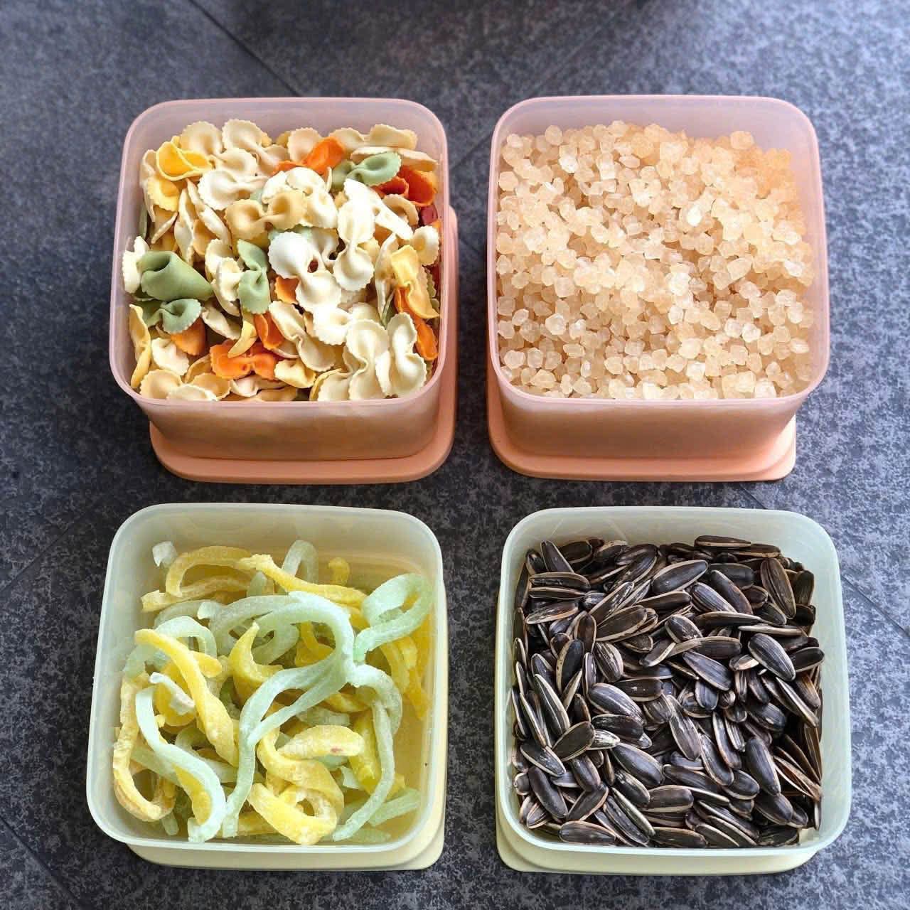 Bộ hộp vuông Tupperware chính hãng, gồm 2 hộp 1L cam và 2 hộp 650ml vàng, thích hợp đựng bánh kẹo, hạt khô, trái cây, chanh ớt. Số lượng có hạn, inbox để đặt hàng.