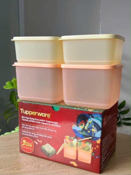 Bộ hộp vuông Tupperware chính hãng, gồm 2 hộp 1L cam và 2 hộp 650ml vàng, thích hợp đựng bánh kẹo, hạt khô, trái cây, chanh ớt. Số lượng có hạn, inbox để đặt hàng.
