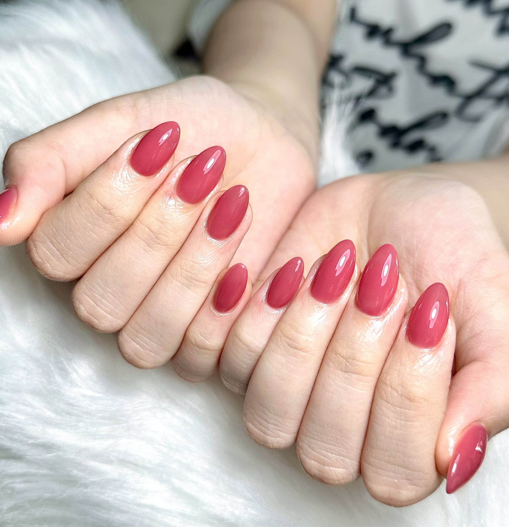 Nhận đắp gel, sơn thạch màu hồng nhẹ nhàng, nổi bật. Đặt lịch làm móng qua inbox hoặc gọi 0931764281.