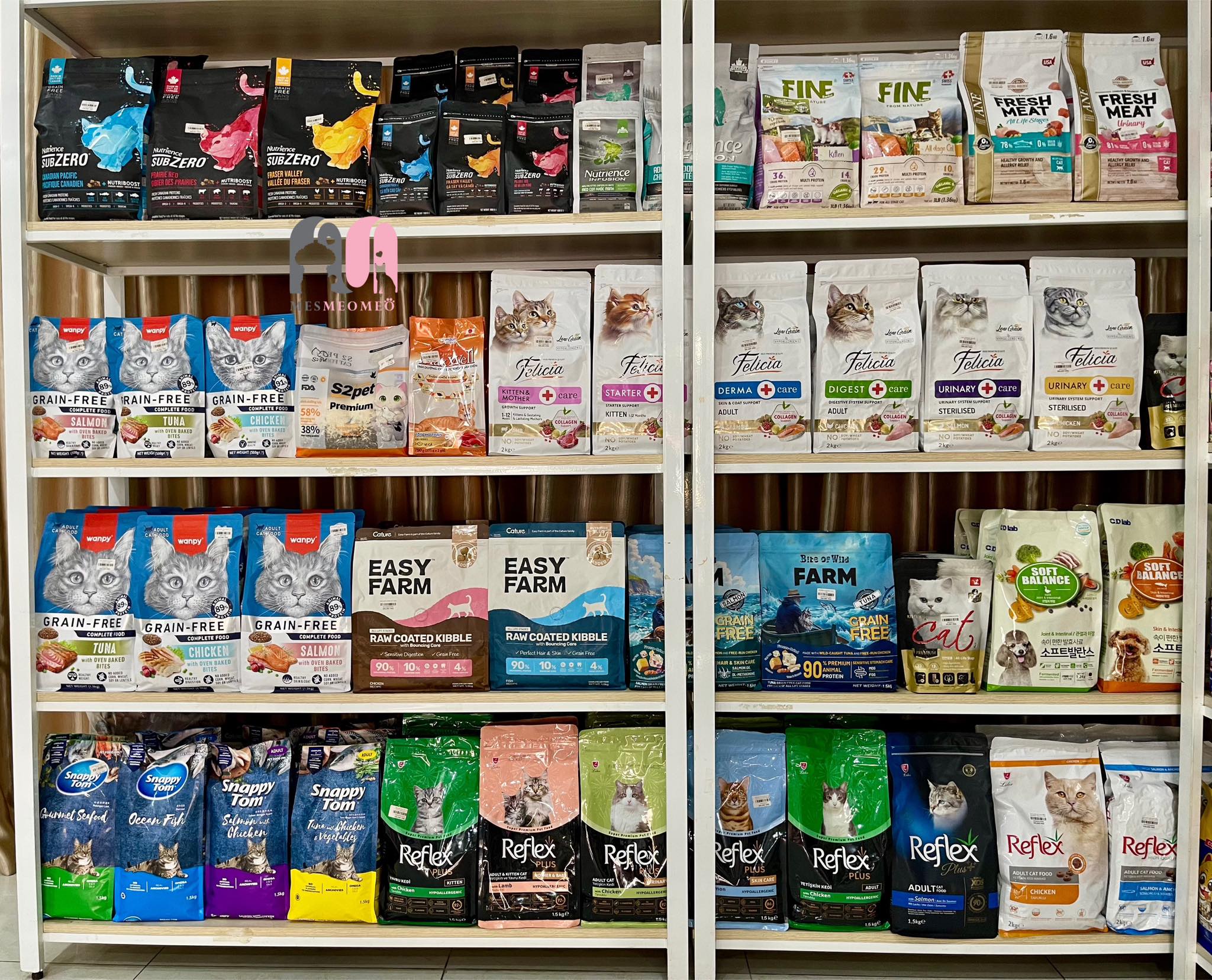 Dịch vụ Pet Shop & Cat Spa chuyên nghiệp cho mèo, gần Vinhomes Grand Park, Thủ Đức. Nhận chăm sóc và làm đẹp cho mèo.