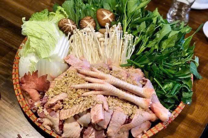 Nhà Mlem Mart bán gà hấp nóng hổi, gà ri ta và gà ta loại ngon, giá từ 99k/xuất nửa con. Phù hợp ăn cơm tối hoặc làm đĩa nhậu. Liên hệ: 0349 631 899.