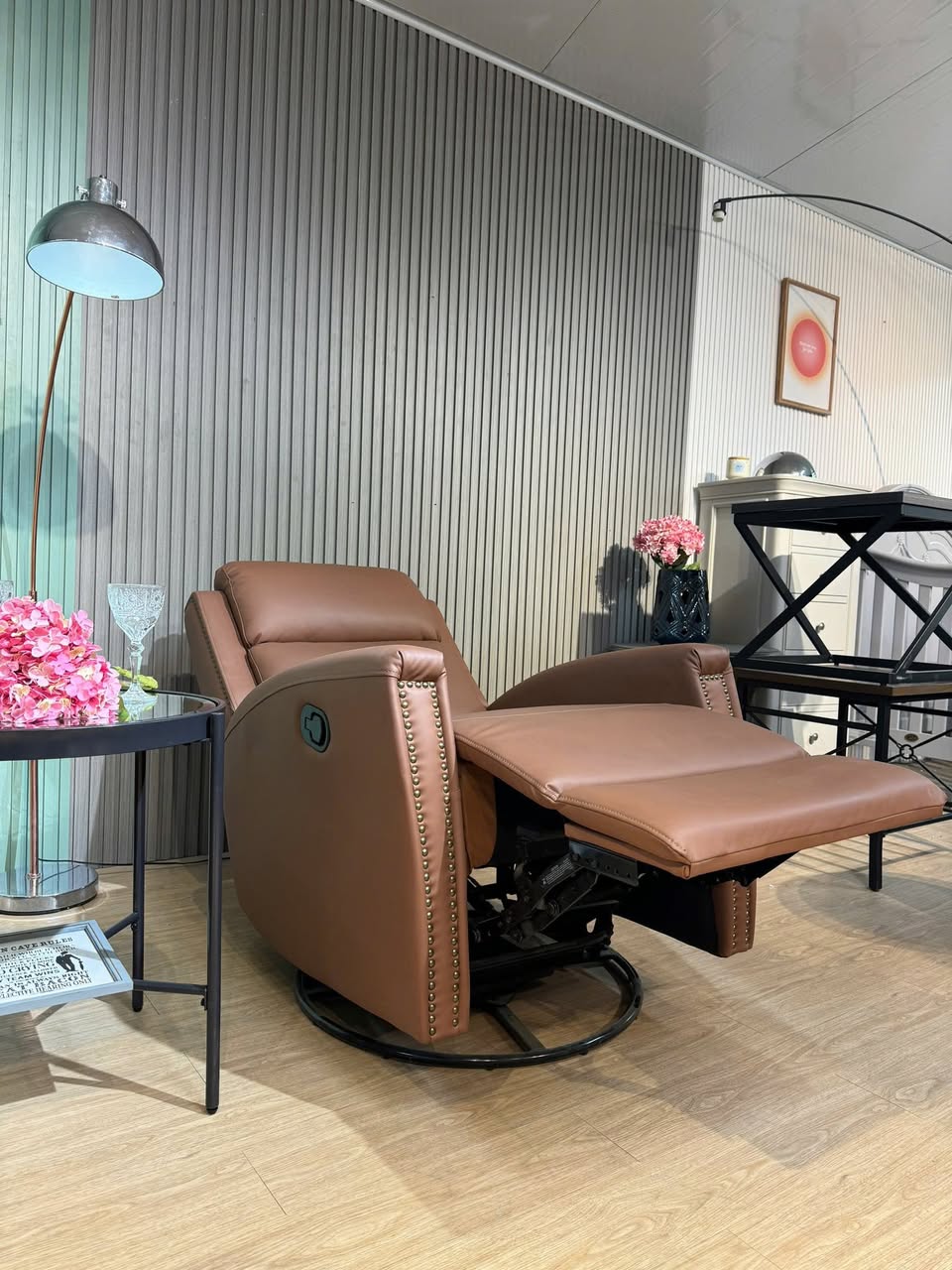 Ghế thư giãn chỉnh điện xoay 360 độ, new 100% nguyên thùng, sale dọn kho giá 3tr5, miễn vận chuyển toàn quốc. Liên hệ 0826986062.