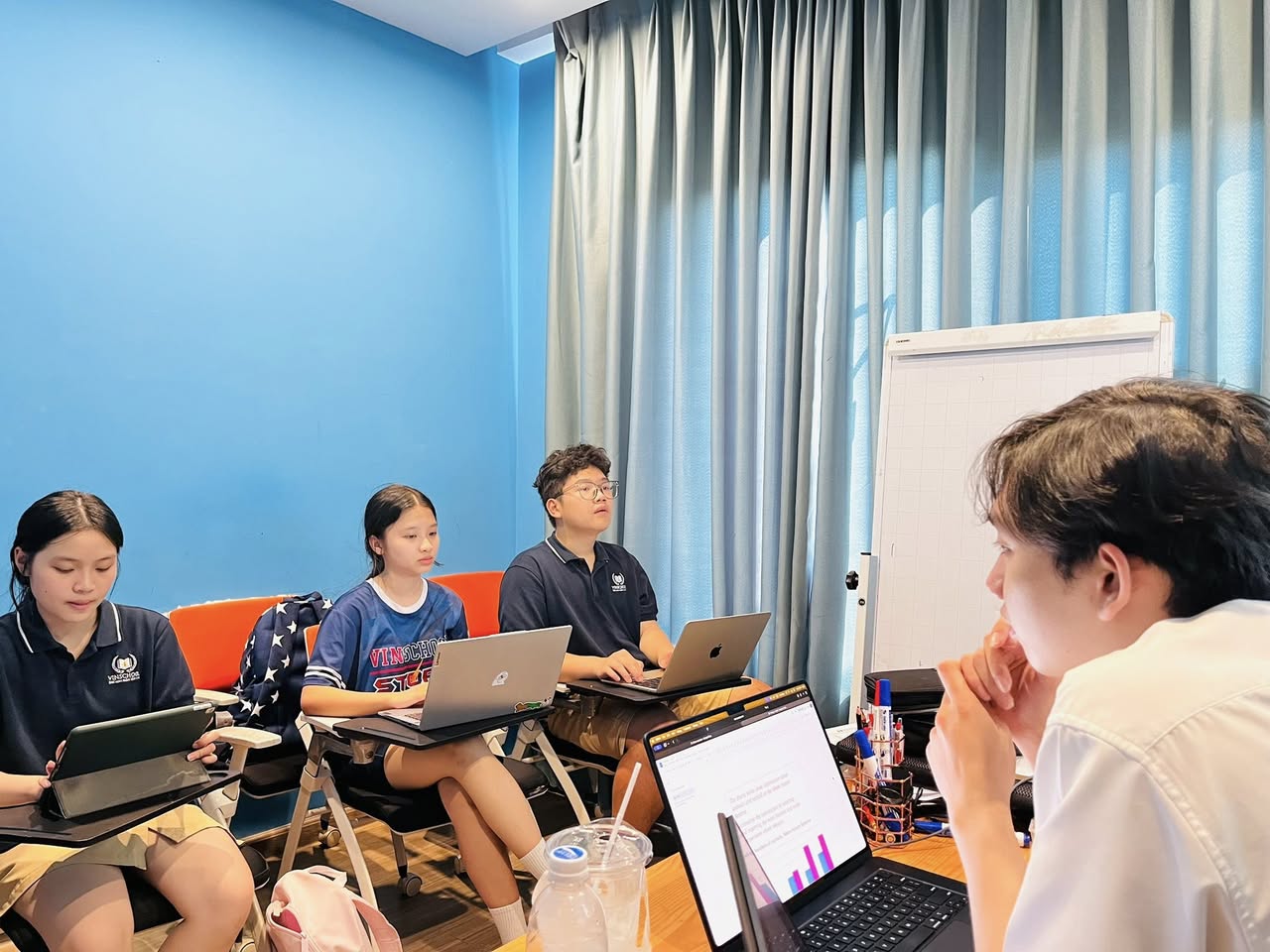 Lớp hè Toán & Khoa học Cambridge, xây nền IGCSE & A-Level cho học sinh cấp 1, 2. Giáo viên chuyên Cambridge, phát triển tư duy & kỹ năng học thuật.