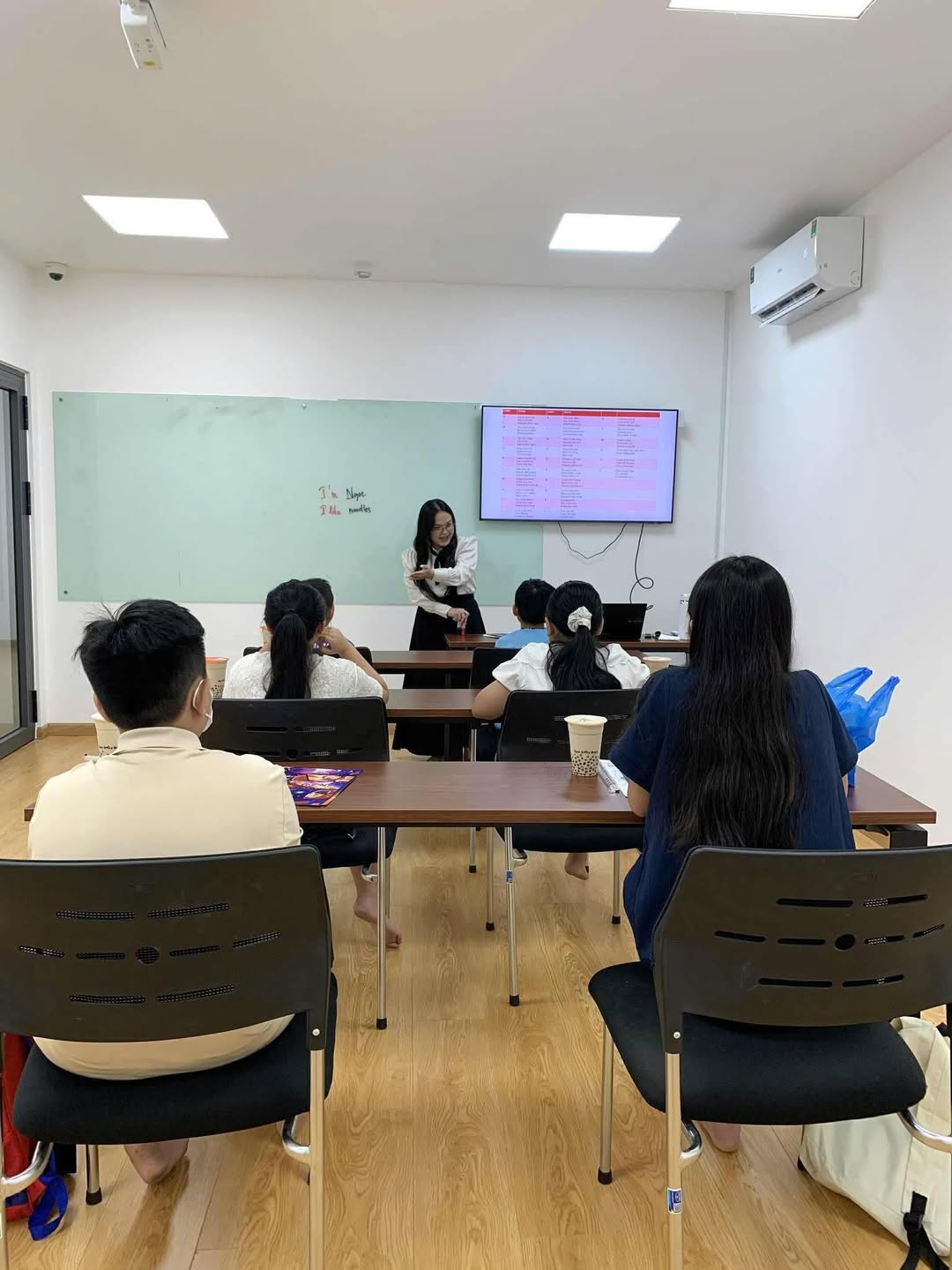 Nhận dạy kèm tiếng Anh 1 kèm 1: luyện thi IELTS, TOEIC, giao tiếp, định cư. Lịch học linh hoạt, học thử 2 buổi miễn phí tại GH5 Vinhomes Grand Park.