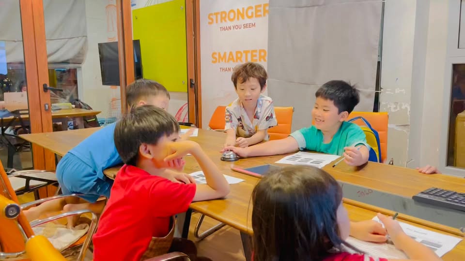 Lớp tiếng Anh nâng cao cho học sinh tiểu học, giáo viên bản ngữ, phát triển kỹ năng giao tiếp và tư duy bằng tiếng Anh.