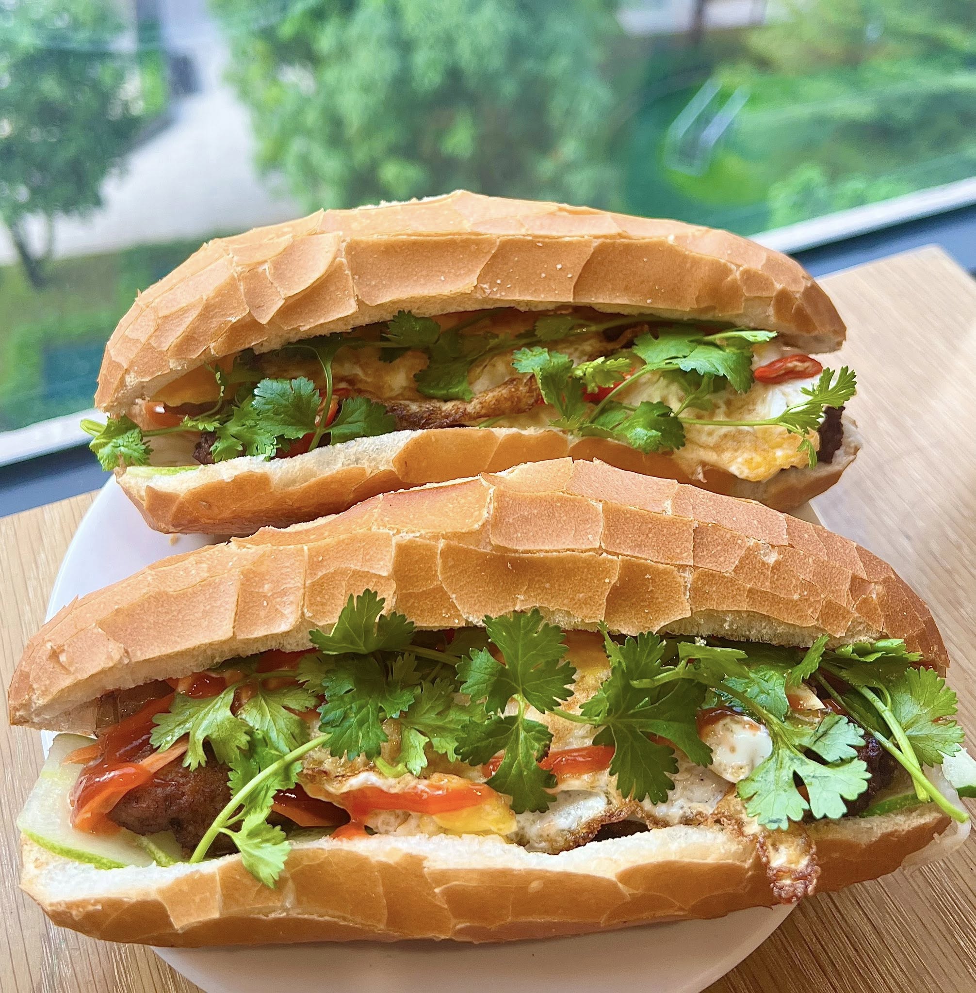 Combo sáng gồm bánh mì đầy topping và ly trà chanh tươi mát, giúp bạn khởi đầu ngày làm việc đầy năng lượng.