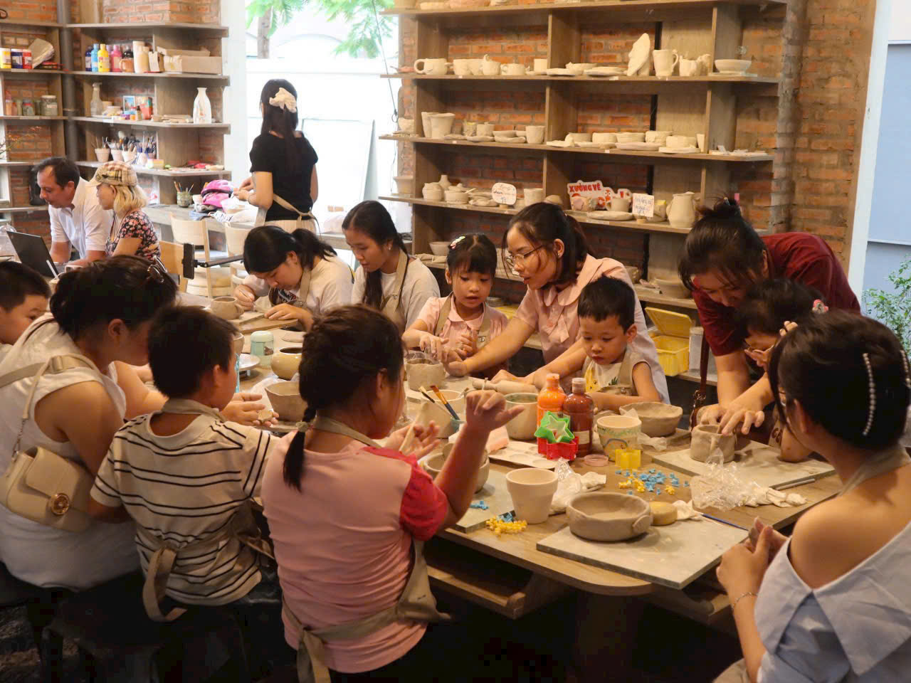 Workshop nhào nặn đất sét và vẽ tranh cho bé tại Gốm Nhà Ô, giúp phát triển kỹ năng sáng tạo và kiên nhẫn. Mở cửa từ 8:00-22:00, có hướng dẫn tận tình.