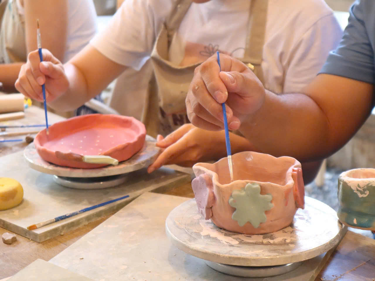 Workshop nhào nặn đất sét và vẽ tranh cho bé tại Gốm Nhà Ô, giúp phát triển kỹ năng sáng tạo và kiên nhẫn. Mở cửa từ 8:00-22:00, có hướng dẫn tận tình.
